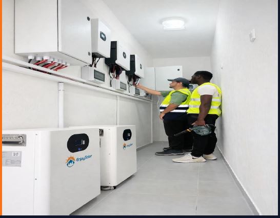 Techniciens BuildSolar en intervention sur une installation solaire